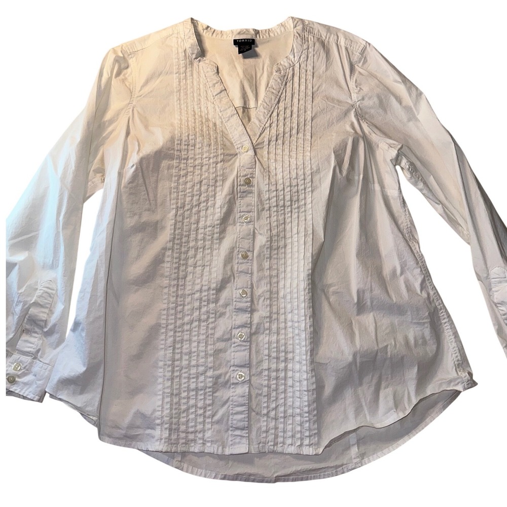 Torrid White Pintuck Pleated V-Neck Button Down Blouse Size 2 Long Sleeve
